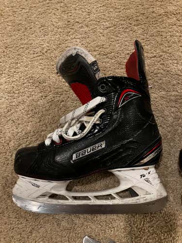 Used Intermediate Bauer Vapor X700 Hockey Skates Regular Width Size 5.5