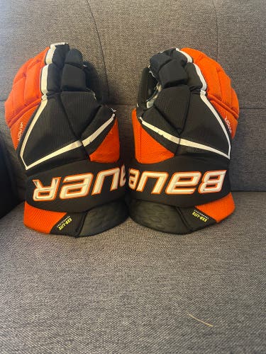 Used Bauer Hyperlite Gloves