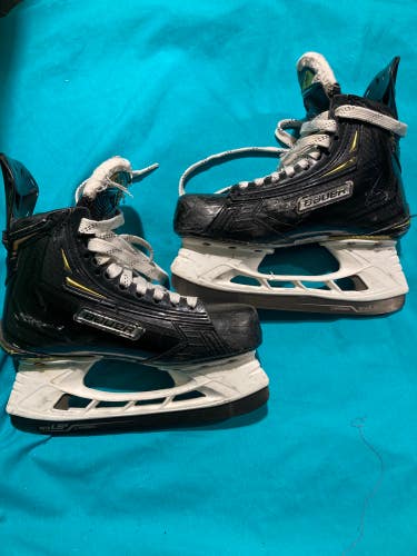 Used Intermediate Bauer Supreme 2S Pro Hockey Skates Regular Width Size 4.5