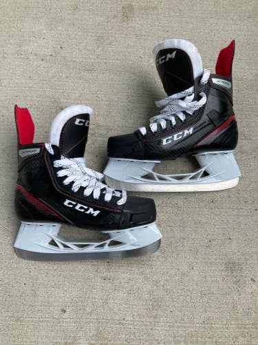 New Senior CCM JetSpeed Hockey Skates Regular Width 5