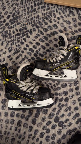 Used Intermediate CCM Super Tacks Hockey Skates Extra Wide Width Size 4