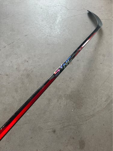 NCAA New Senior Bauer Right Handed 87 Flex P28 Pro Stock Nexus Sync Hockey Stick