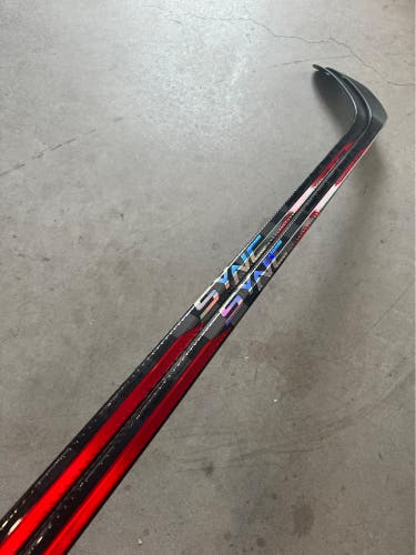 2 PACK NCAA New Senior Bauer Right Handed 87 Flex P28 Pro Stock Nexus Sync Hockey Stick