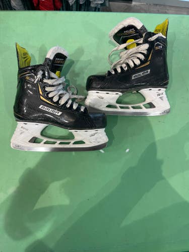 Used Intermediate Bauer Supreme S29 Hockey Skates Regular Width Size 4