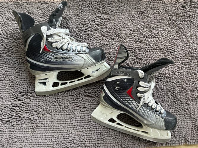 Used Intermediate Bauer Vapor Hockey Skates Regular Width 6