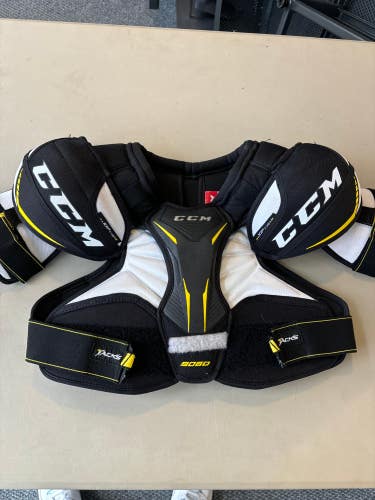 Used Small Senior CCM Tacks 9060 Shoulder Pads