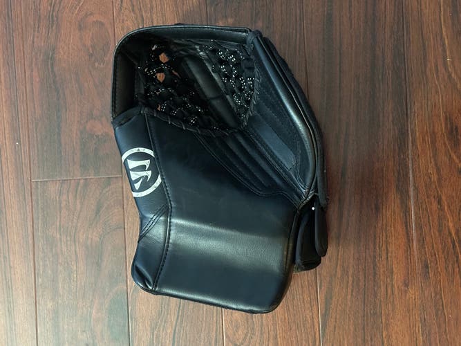 Warrior RG6E+ Junior goalie glove (black)