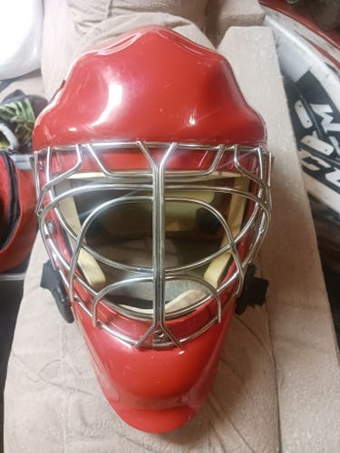 Used Senior Vaughn VM 7500 Goalie Mask size small