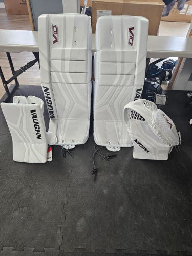 New 26" Vaughn V10 Regular Goalie Full Set