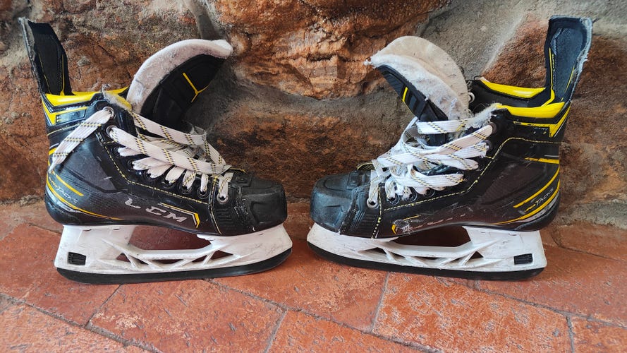 Used Intermediate CCM Super Tacks Hockey Skates Regular Width Size 4