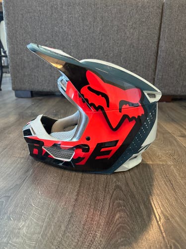 Fox V1 motocross Helmet - size Medium