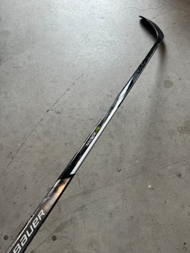 NCAA New Senior Bauer Right Handed 82 Flex P28 Pro Stock Vapor Silver Hyperlite Hockey Stick