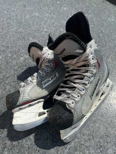 Used Junior Bauer Regular Width Size 2.5 Vapor X:30 Hockey Skates