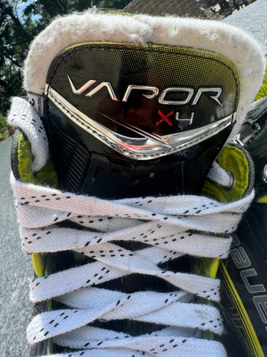 Used Junior Bauer Regular Width Size 3.5 Vapor X4 Hockey Skates