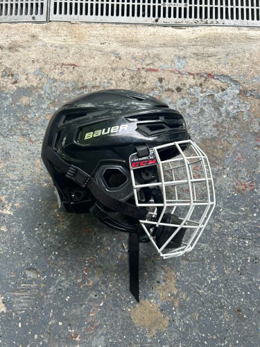 Large Bauer  Re-Akt 150 Helmet