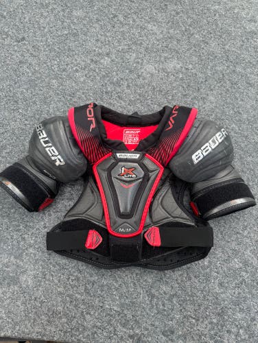 Hockey shoulder pads