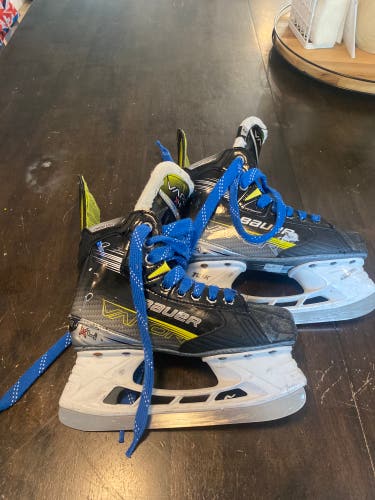Used Junior Bauer vapor X4 Regular Width  Size 3 Vapor X4 Hockey Skates