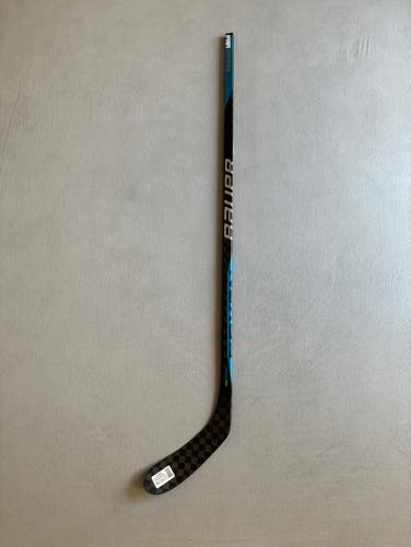 New Junior Bauer Nexus Eon Right Handed Hockey Stick 50 Flex P28