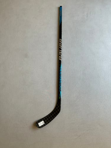 New Junior Bauer Nexus Eon Right Handed Hockey Stick 50 Flex P92