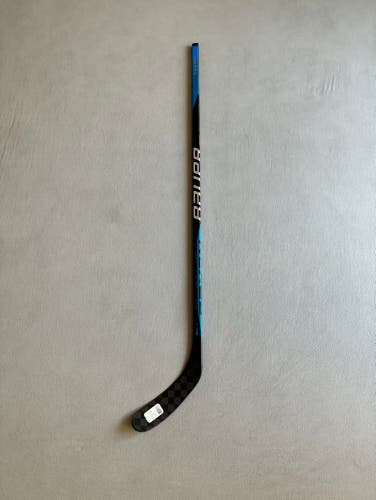 New Junior Bauer Nexus Sync Right Handed Hockey Stick 40 Flex P28