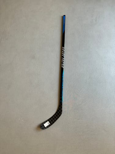New Junior Bauer Nexus Sync Right Handed Hockey Stick 30 Flex P28