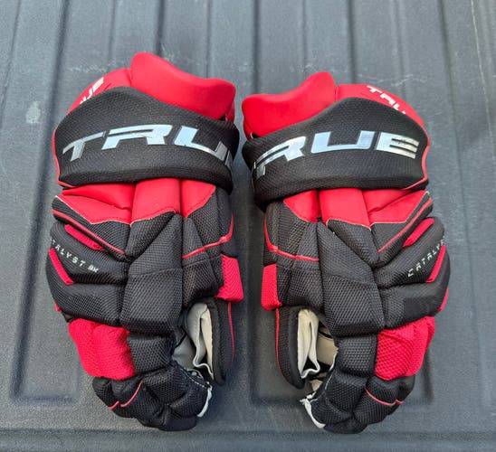 True Catalyst 9x Hockey Gloves