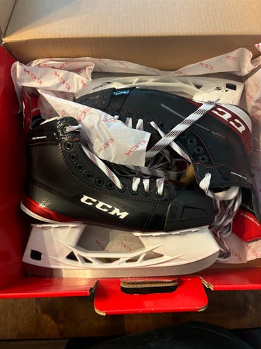 New Senior CCM Regular Width  9.5 JetSpeed FT475 Hockey Skates