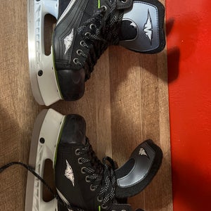 Used Intermediate Mission Fuel Hockey Skates Wide Width Size 4.5