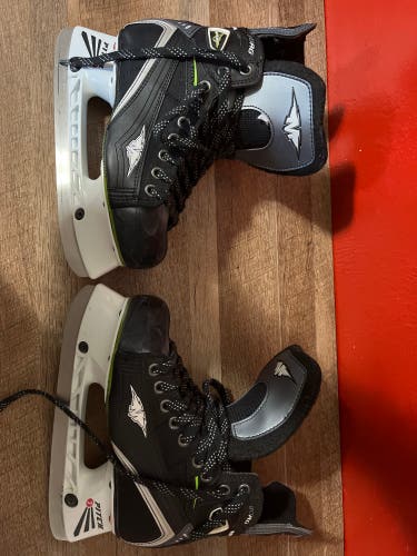 Used Intermediate Mission Fuel Hockey Skates Wide Width Size 4.5