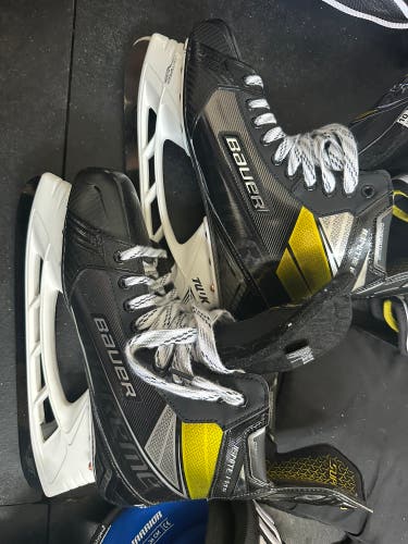 Like New Bauer Supreme Ignite Pro+ Senior 10.5 Fit 2 W/ Blade tech Blades