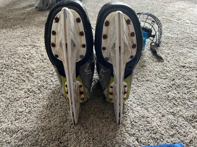 Used Senior Bauer  9.5 Vapor Hyperlite Hockey Skates