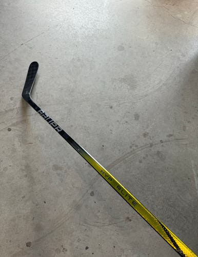 Used Senior Bauer Right Handed P92M Pro Stock Vapor Hyperlite 2 Hockey Stick