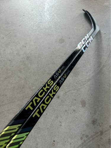 2 PACK NCAA New Intermediate CCM Right Handed 70 Flex P29 Pro Stock Tacks AS-VI PRO Hockey Stick