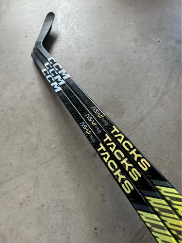 3 PACK NCAA New Intermediate CCM Right Handed 70 Flex P29 Pro Stock Tacks AS-VI PRO Hockey Stick