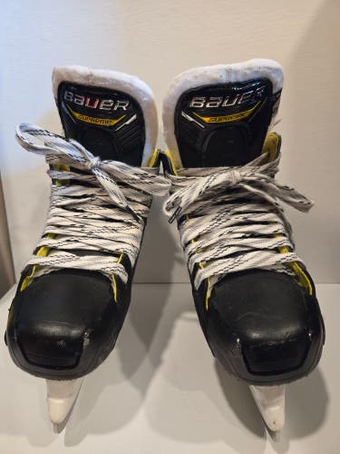 Used Intermediate Bauer Supreme M4 Hockey Skates Size 5 FIT 1