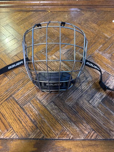 Bauer cage In Hockey