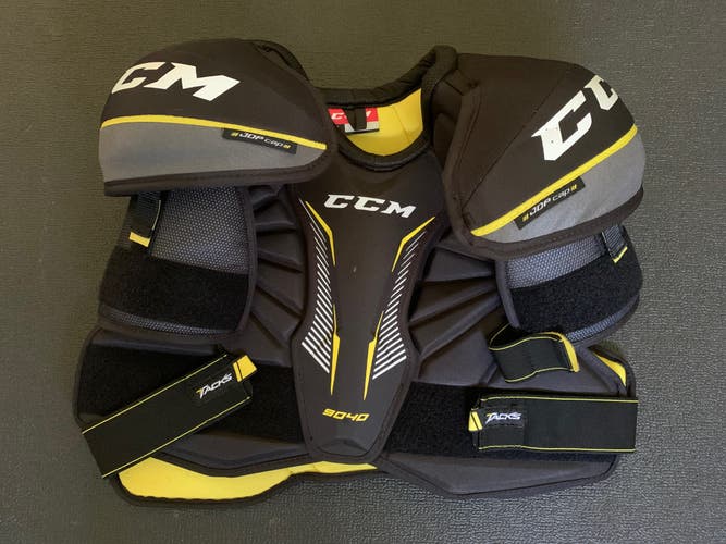 Used Large Senior CCM Tacks 9040 Shoulder Pads