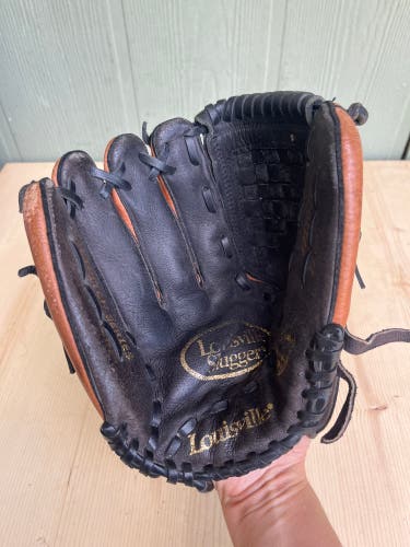 Used Louisville Slugger FP1100P 11" Glove Fastpitch series ( A R6 S2 L1)