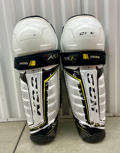 CCM super tacks AS1gg shin pads