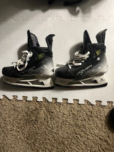 Used Intermediate Bauer Regular Width   Size 5.5 Vapor Hyperlite 2 Hockey Skates