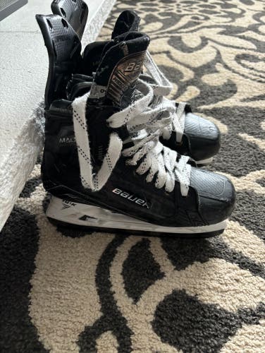 Used Intermediate Bauer Wide Width   6 Supreme Mach Hockey Skates