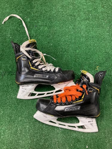 Used Intermediate Bauer Supreme Ignite Pro+ Hockey Skates Regular Width Size 5.5 (No Blades)