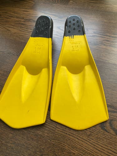 Used TYR Victor-4 Swim Fins