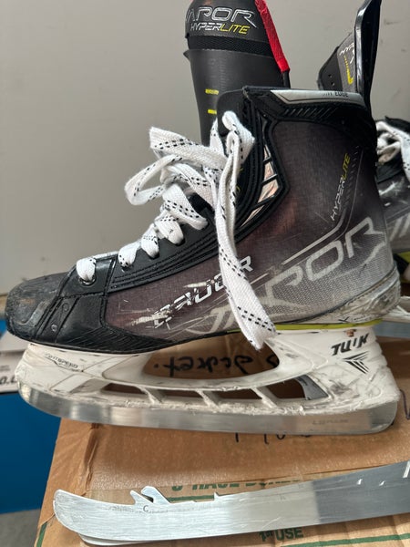 Used Senior Bauer 9 Vapor Hyperlite Hockey Skates