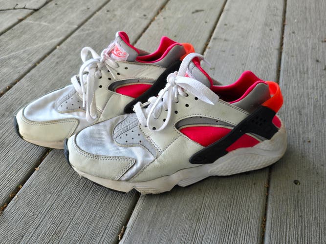 White Nike Air Huarache- Used Size 7.5 (Women's 8.5) Adult Men's Shoes- White and Red