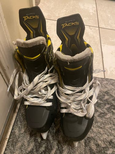 Senior CCM Super Tacks Hockey Skates Regular Width 7