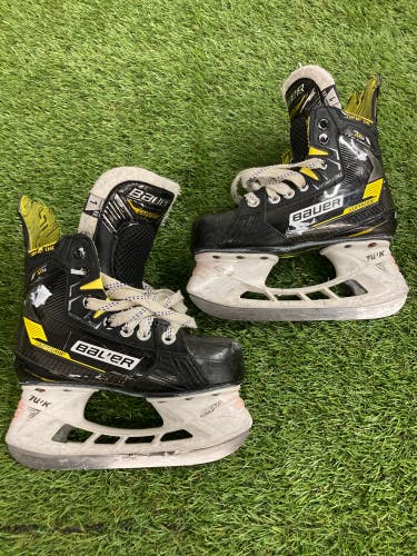 Used Junior Bauer Supreme M4 Hockey Skates Extra Wide Width Size 1