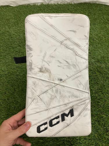 White Used Senior CCM Axis 2.9 Goalie Gloves & Blockers Regular