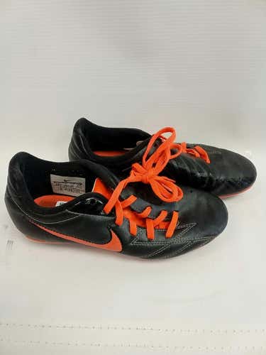 Used Nike Junior 02.5 Cleat Soccer Outdoor Cleats