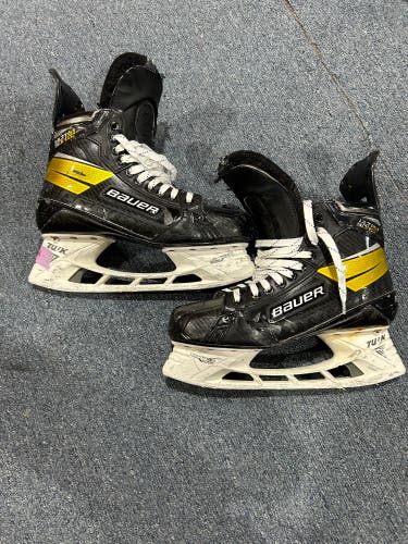 Used Senior Bauer Wide Width Pro Stock 9 3/4E Supreme UltraSonic Hockey Skates